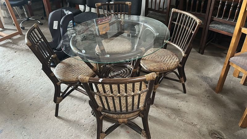 Mesa redonda en rata con 4 sillas de mimbre