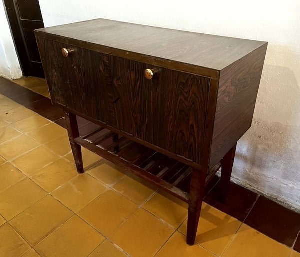 Mueble Aparador de Estilo Escandinavo con dos Puertas Volcables y Estante Inferior de Varilla - imagen 2
