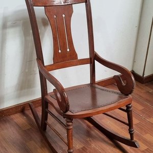 Lote anterior: Antigua Mecedora de Madera con Apoyabrazos y Respaldo Tallado