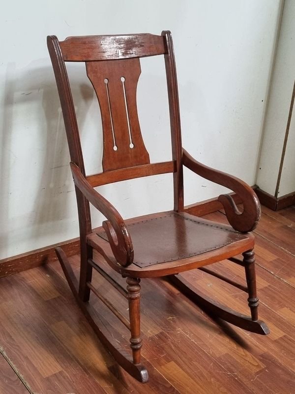 Antigua Mecedora de Madera con Apoyabrazos y Respaldo Tallado