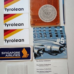 Lote de Coleccionismo Aeronáutico: Postales, Pins y Stickers de Aerolíneas - imagen 1