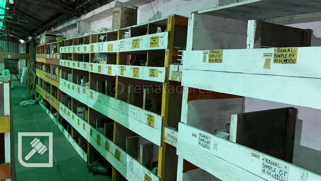 Estanterías Metálicas con Repuestos y Materiales Varios