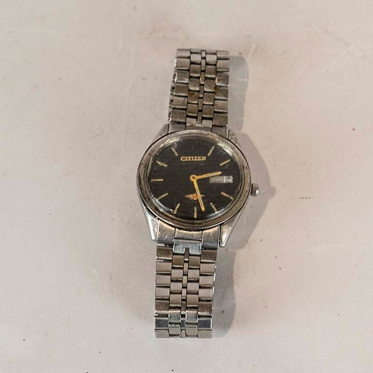 Lote siguiente: Reloj Citizen con dial negro y cadena de acero inoxidable