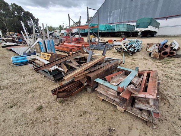Lote de Materiales de Construcción y Metales Variados