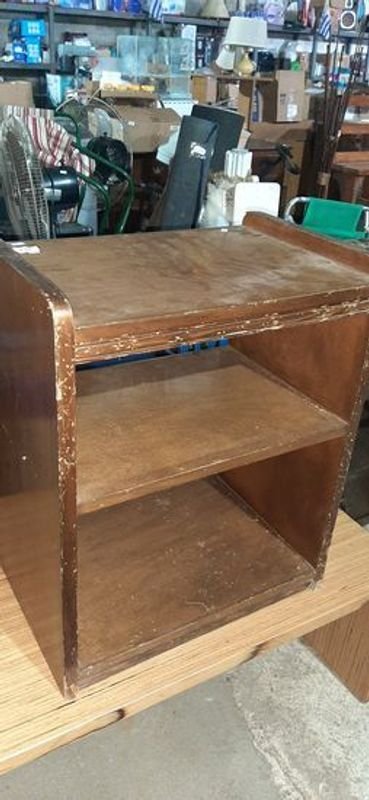 Mesa Auxiliar de Madera con Dos Estantes