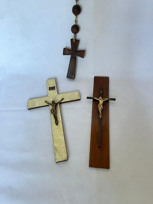 Lote anterior: Crucifijos de bronce y madera + Gran Rosaro en madera para pared