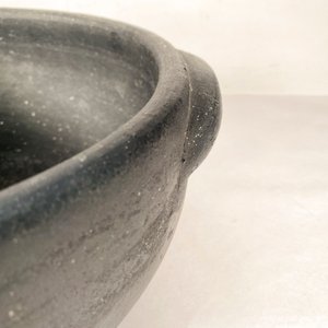 Olla de Barro Cocido Negra con Tapa - Diámetro 32 cm - imagen 4