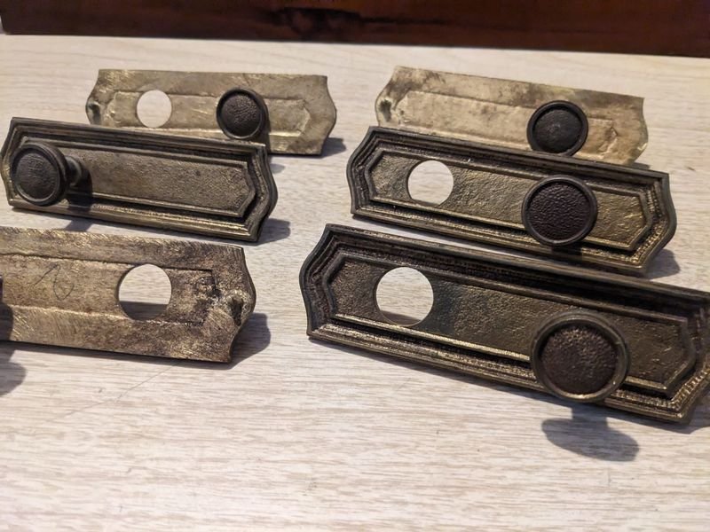 Lote anterior: Tiradores en bronce y llantas de metal