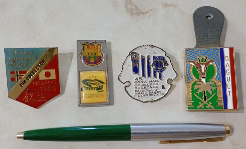 Lote siguiente: Pines de metal coleccionables