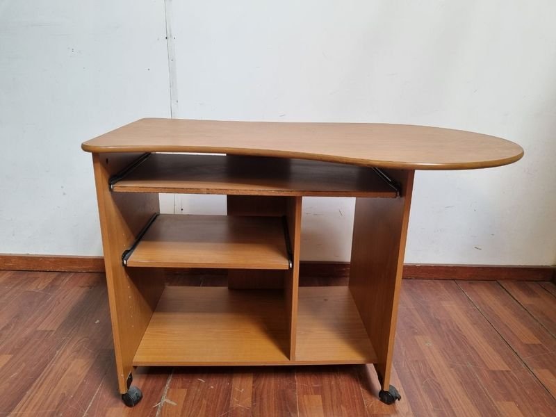 Esccritorio Con Rueditas Y Bandeja Deslizable - Mueble de Oficina