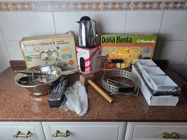Conjunto Variado de Utensilios de Cocina: Tetera, Pasapurés y Más - imagen 1