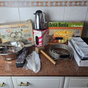 Conjunto Variado de Utensilios de Cocina: Tetera, Pasapurés y Más - imagen 1