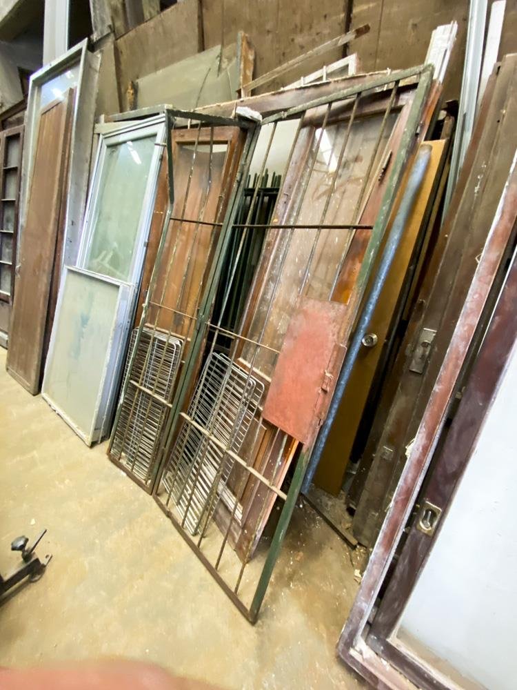 Una hoja puerta reja con detalles de avería