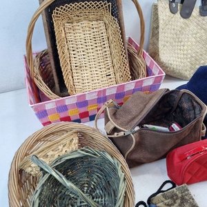 Lote de Canastas de Mimbre y Rafia, Sombreros, Neceser y Accesorios de Hogar - imagen 3