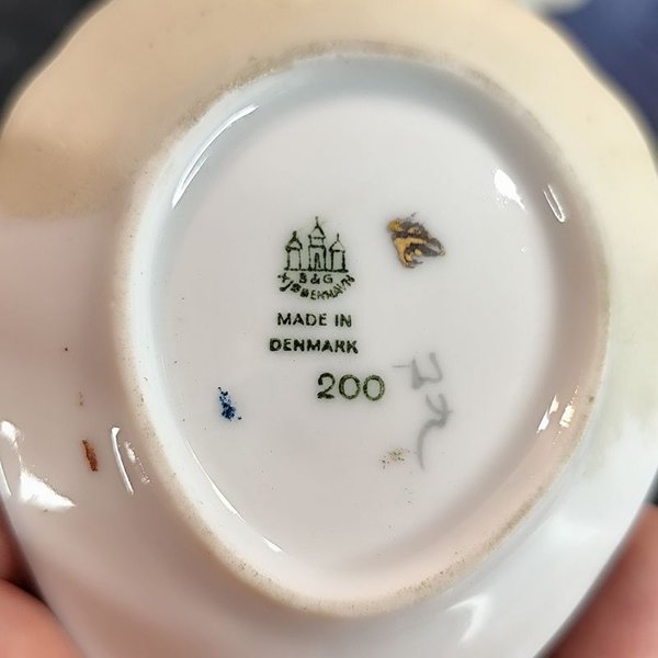Pequeño platito ovalado en porcelana danesa, otro inglés Wedgewood y portarretratos francés con miniatura Limoges pintada a mano - imagen 6