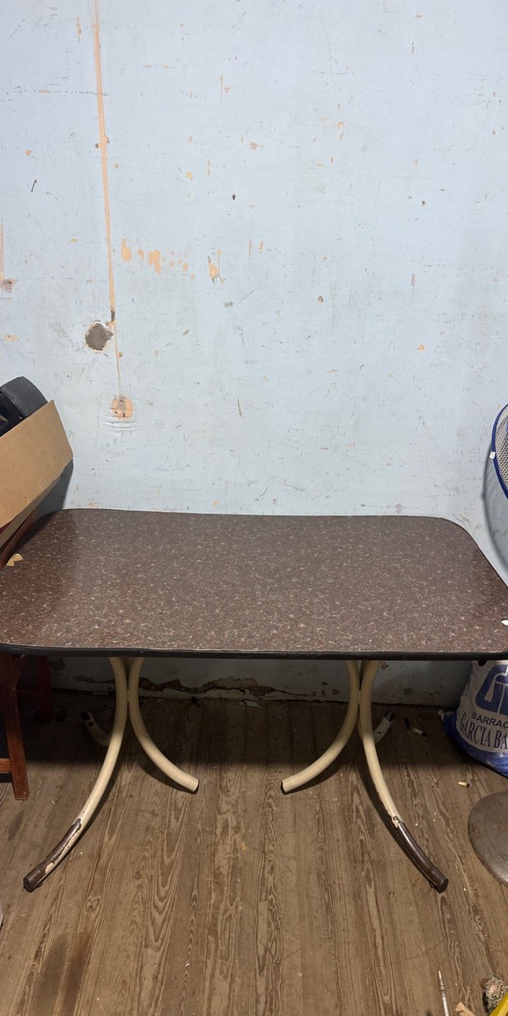 Mesa Rectangular con Patas Metálicas Curvas