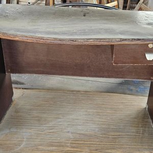 Lote: 2 escritorios y mesa cármica con detalles - imagen 4