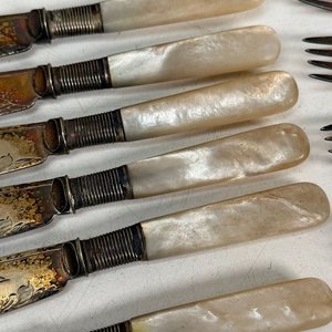 Juego de Cubiertos para Pescado con Mango de Nácar y Detalles Grabados - imagen 4
