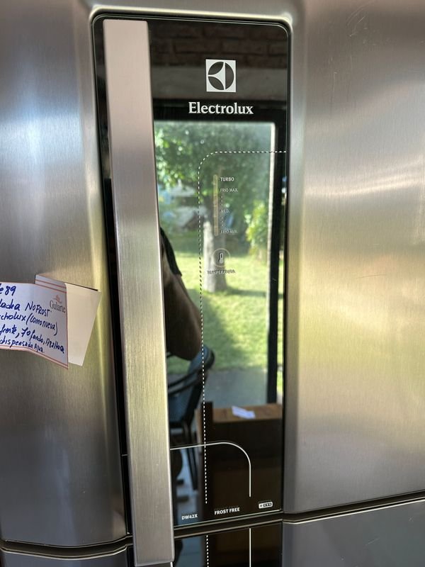 Heladera Electrolux con dispensador de agua (casi nueva) - imagen 4