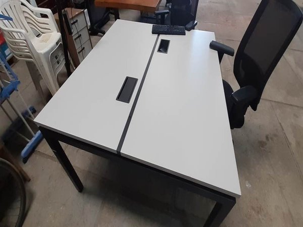 Mesa de trabajo doble blanca y negra