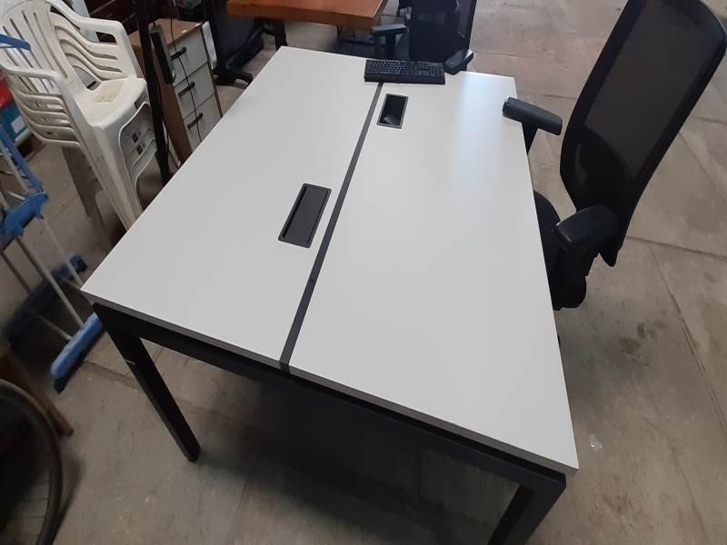 Mesa de trabajo doble blanca y negra