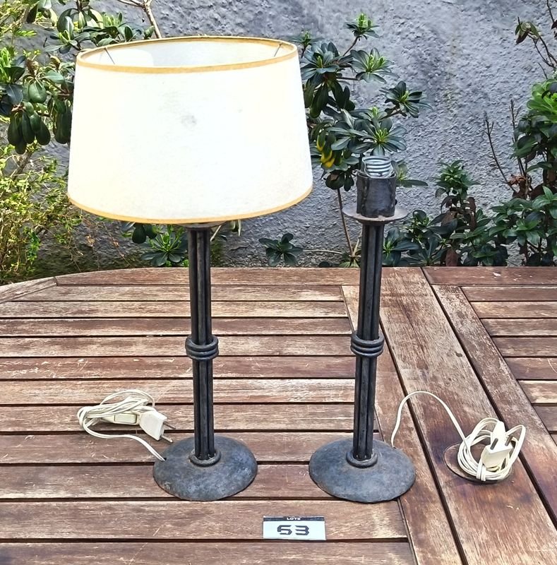 Dos lámparas de mesa de Hirro Forjado con decoracion de anillos una con pantalla clara y otra sin pantalla - Se vende a la Vista - Alto Sin Pantalla 37 cm