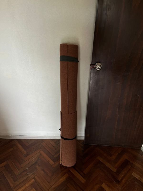 Rollo de papel en madera