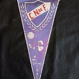 Lote siguiente: Banderín "Ediciones Crack" C.N. de F. con Escudo y Futbolista