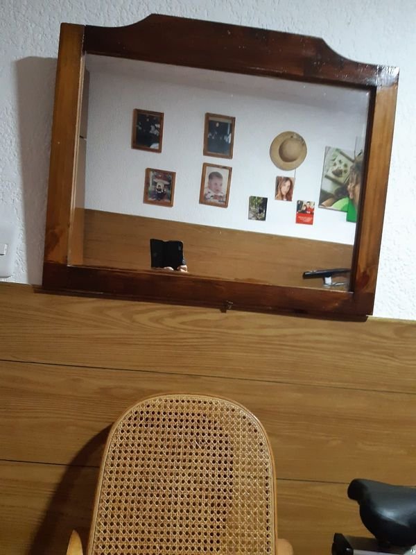 Espejo rectangular con marco de madera