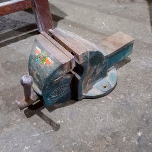 Lote de 4 morsas, dobladora de hierro y mesa de trabajo - imagen 4