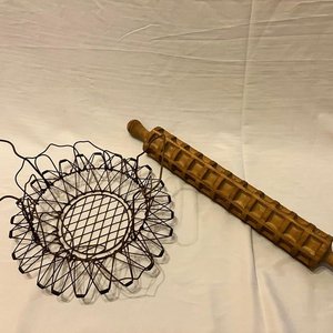 Lote siguiente: Cesta de Alambre y Palote Raviolero de Madera Vintage