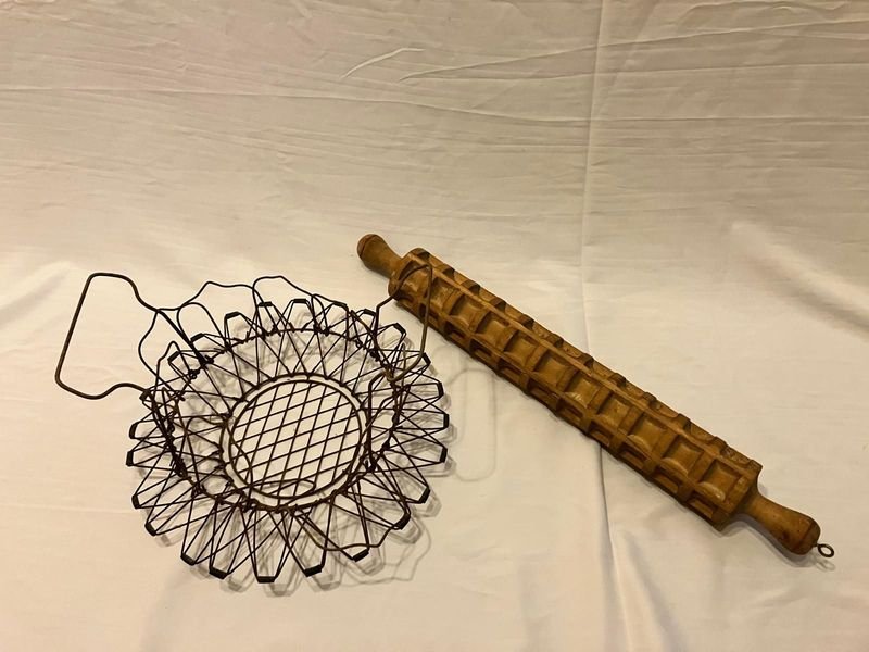 Cesta de Alambre y Palote Raviolero de Madera Vintage