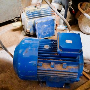 Dos Motores Eléctricos Trifásicos Azules 5.5 HP 220V - imagen 2