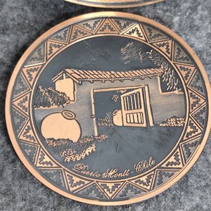 Dos Platos Decorativos de Metal Cobreado con Motivos de Chile - imagen 4
