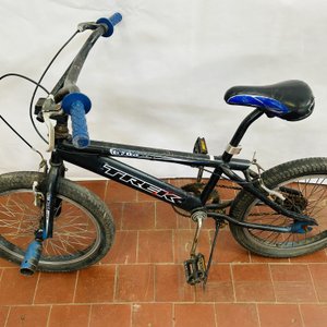 Bicicleta Trek Rodado 20 Negra con Detalles - imagen 3