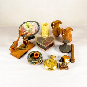 Lote siguiente: Lote de Adornos Variados: Jarras, Reloj, Guitarra y Más