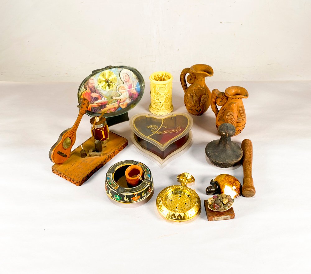 Lote de Adornos Variados: Jarras, Reloj, Guitarra y Más