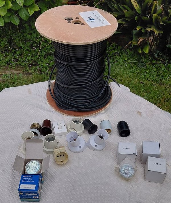 Rollo de Cable Coaxial y Accesorios Eléctricos Varios