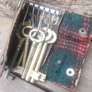 Estuche Porta Llaves de Cuero con Llaves Antiguas - imagen 1