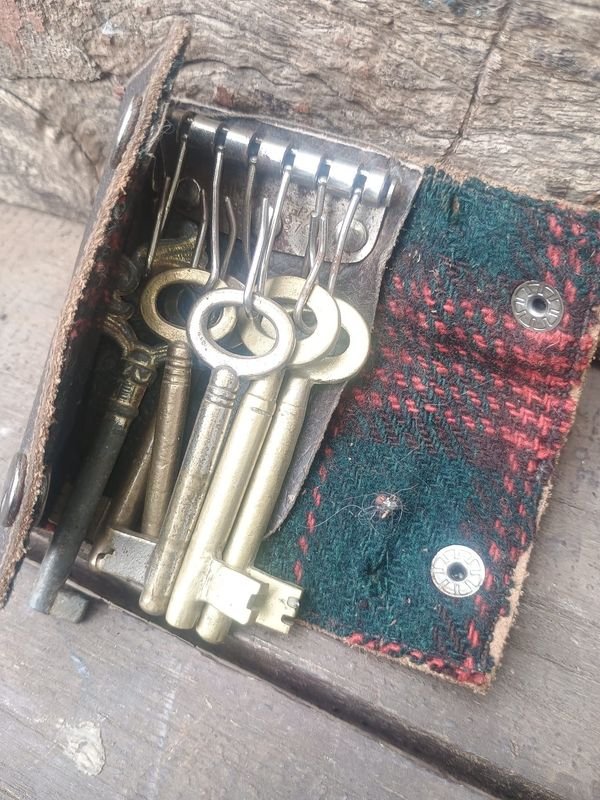 Estuche Porta Llaves de Cuero con Llaves Antiguas