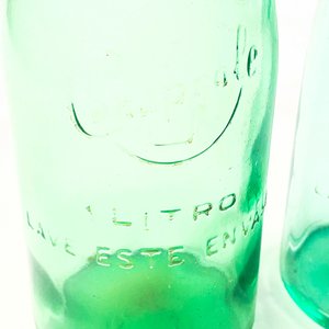 Dos Botellas de Vidrio Verdes Conaprole de 1 Litro con Tapa Dorada - imagen 4