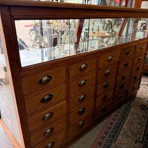 Vitrina Mostrador Antigua de Pino Restaurada con Cajones y Tiradores Metálicos - imagen 14