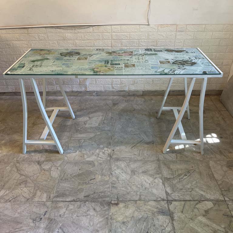 Mesa de metal con patas soldadas y tapa de cristal - Medidas: 153x60x75cm