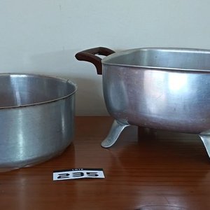 Colador Cuadrado Antiguo de Aluminio con Asas de Baquelita y Base Desmontable - imagen 1