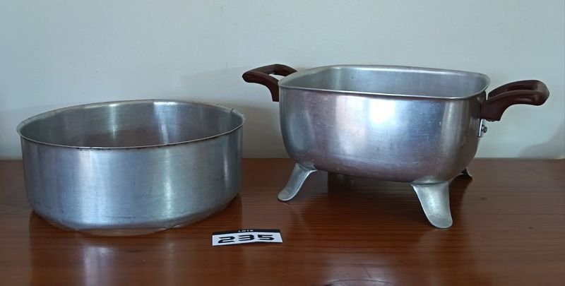 Colador Cuadrado Antiguo de Aluminio con Asas de Baquelita y Base Desmontable