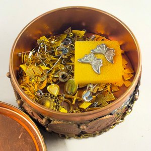 Lote de Dijes Variados y Caja Decorativa Metálica - imagen 4