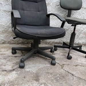 Dos Sillas de Escritorio Negras y Grises con Detalles - imagen 2
