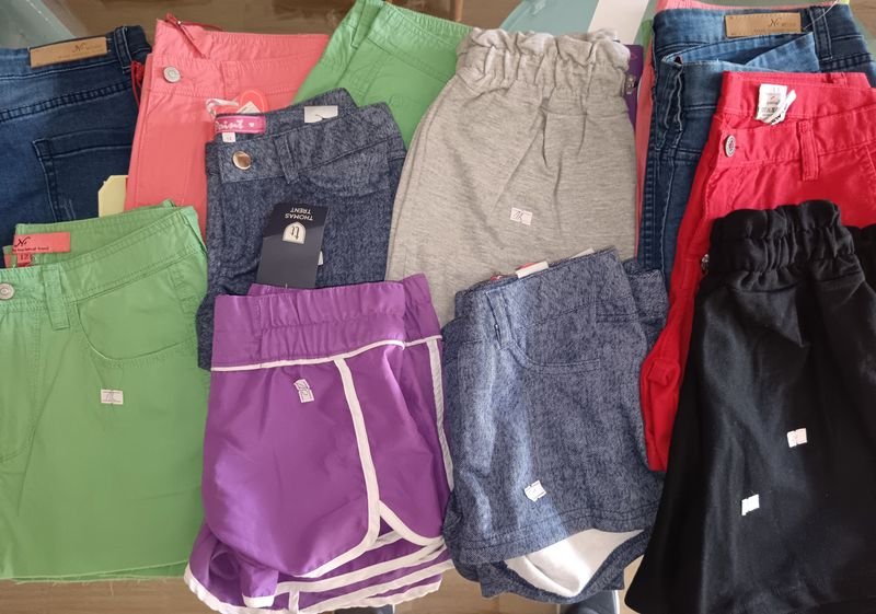 Lote siguiente: Lote de polleras y shorts para niñas