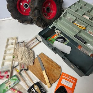 Caja de Pesca Plástica con 2 Niveles y Artículos Varios + 2 Ruedas para Carretilla - imagen 5