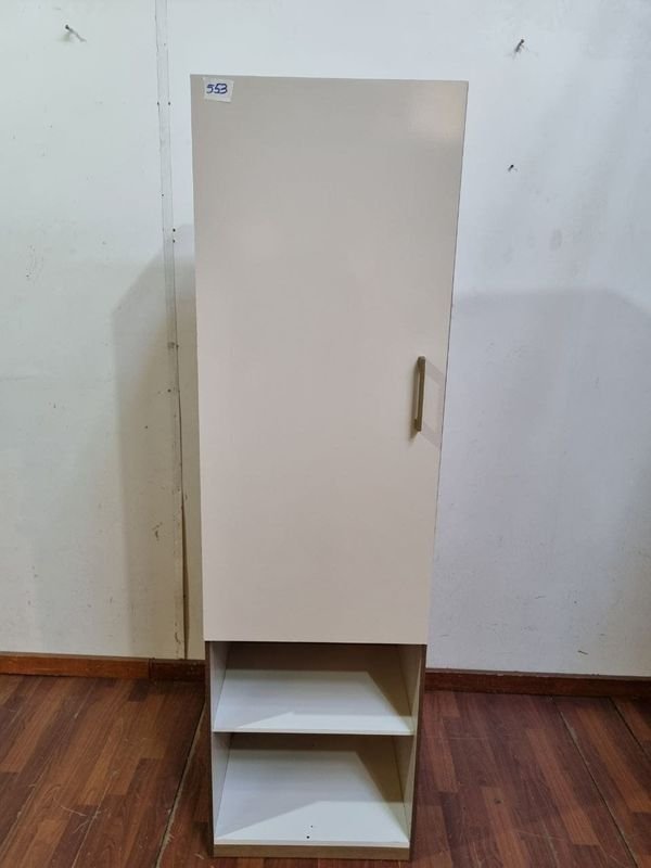 Mueble Auxiliar Blanco y Marrón con Puerta y Estantes Abiertos